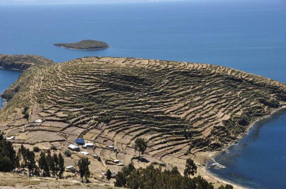Terraços agrícolas na Isla del Sol, no lago Titicaca, na Bolívia